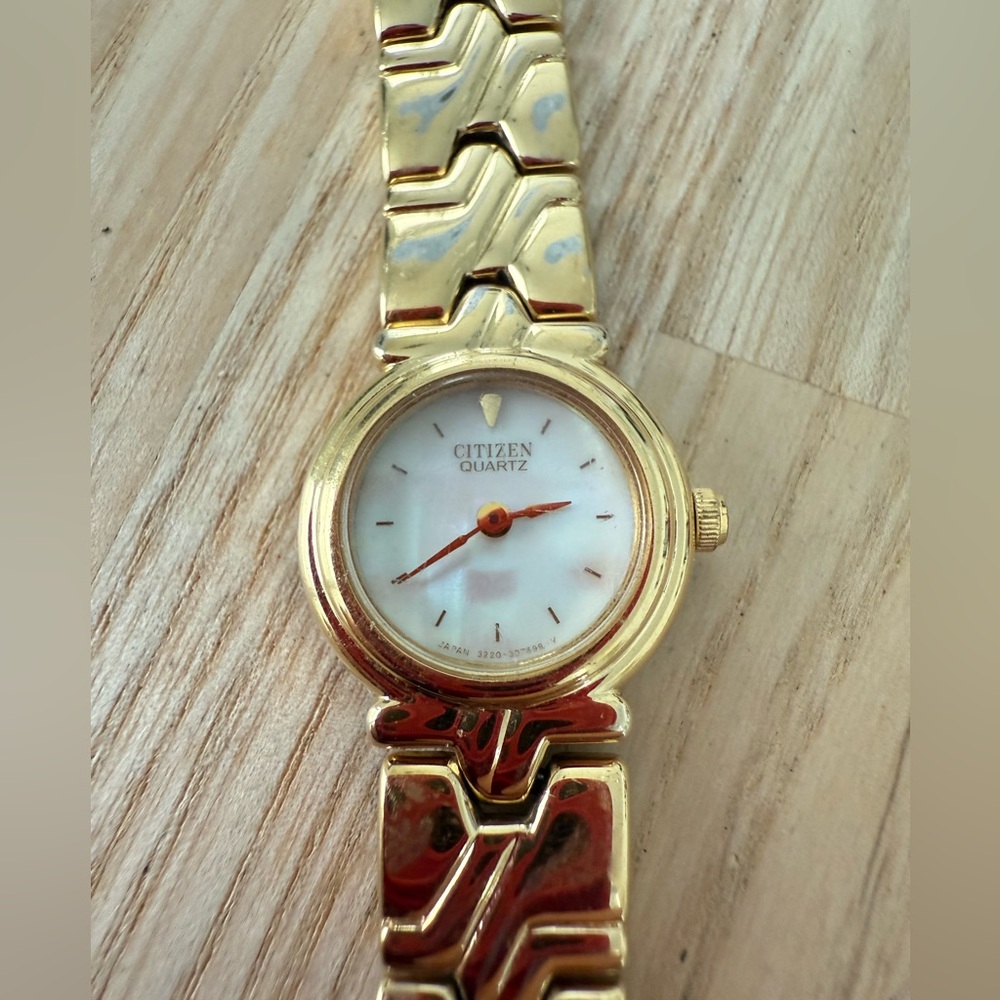 Vintage citizen quartz ladies dainty gold tone dress watch NEW BATTERY